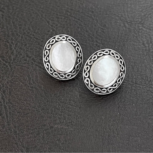 Vintage sterling silver mother of pearl stud earrings - Picture 4 of 9
